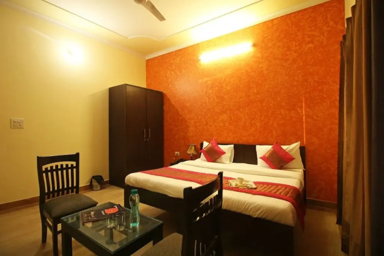 OYO 8240 Maan Residency