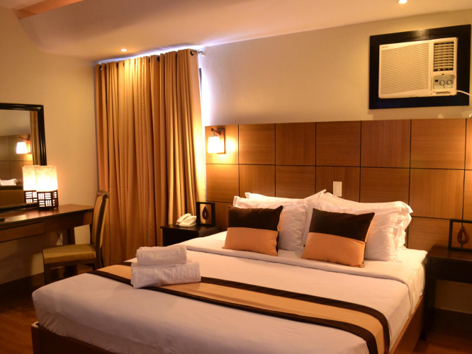 The Pinnacle Hotel and Suites