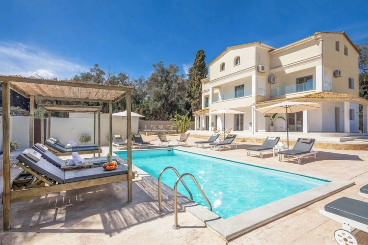 4 Bedrooms Villa with balcony