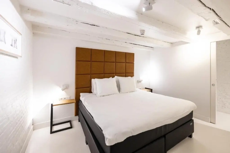 1 Bedroom Apartment with canal view
