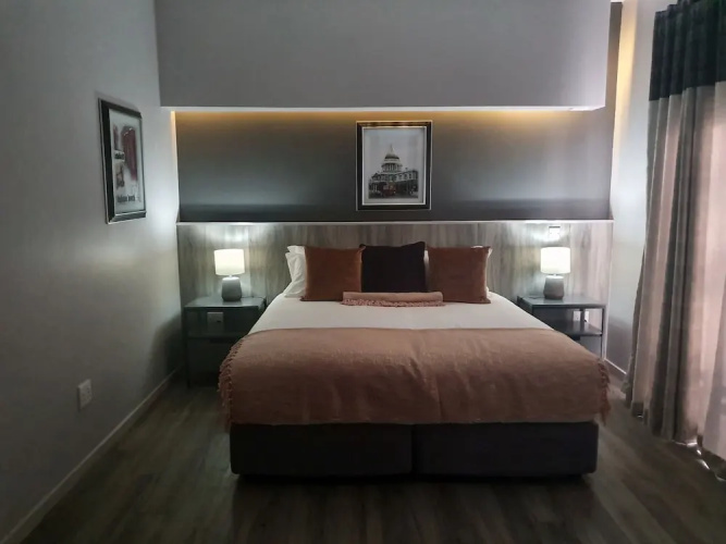 La Orchard Hotel