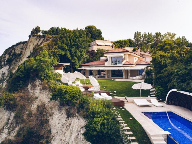 6 Bedrooms Villa