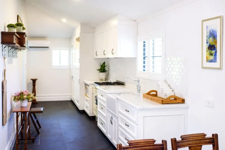 2 Bedrooms Basement Cottage with garden view