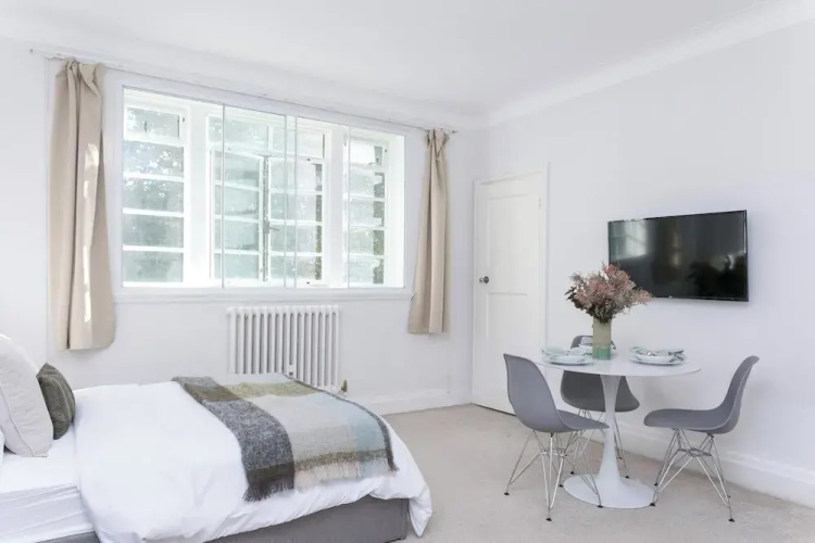 Beautifully Presented Centrally Located Studio apt