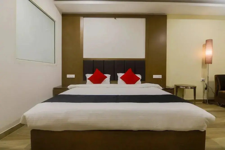 Club Nirvana by OYO Rooms