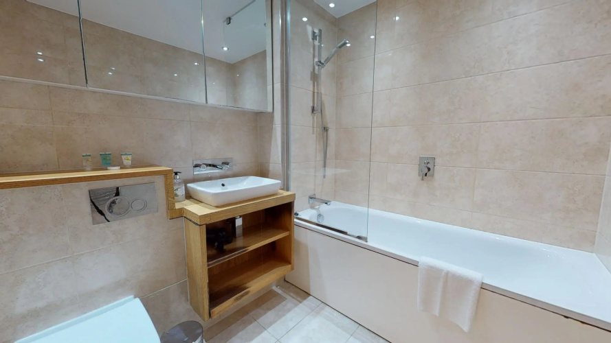 Comfy Two Bedroom One Bath Apartment in Limehouse
