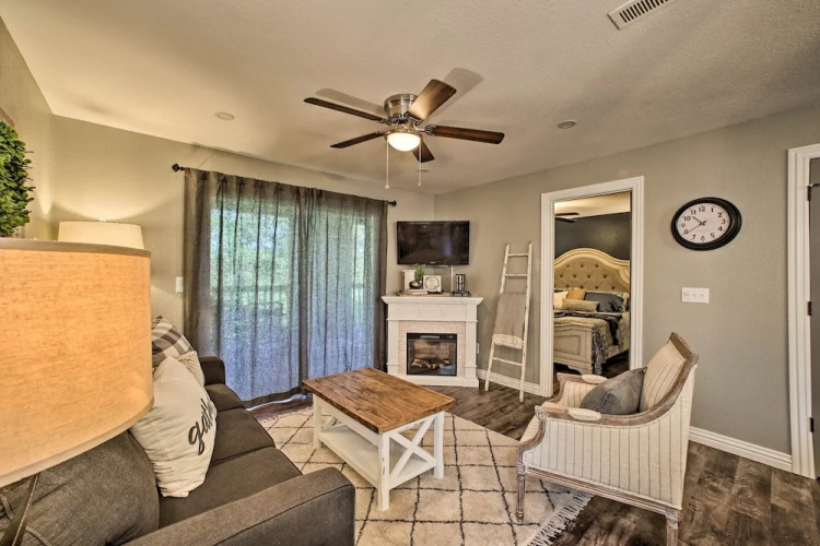 2 Mi to Silver Dollar City: Condo w/ Fireplace!