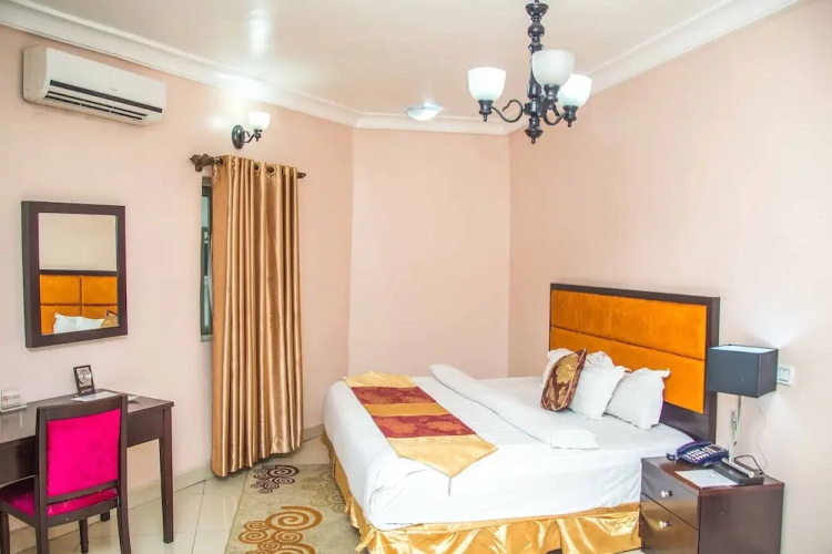 Royal Crest Hotel & Suites