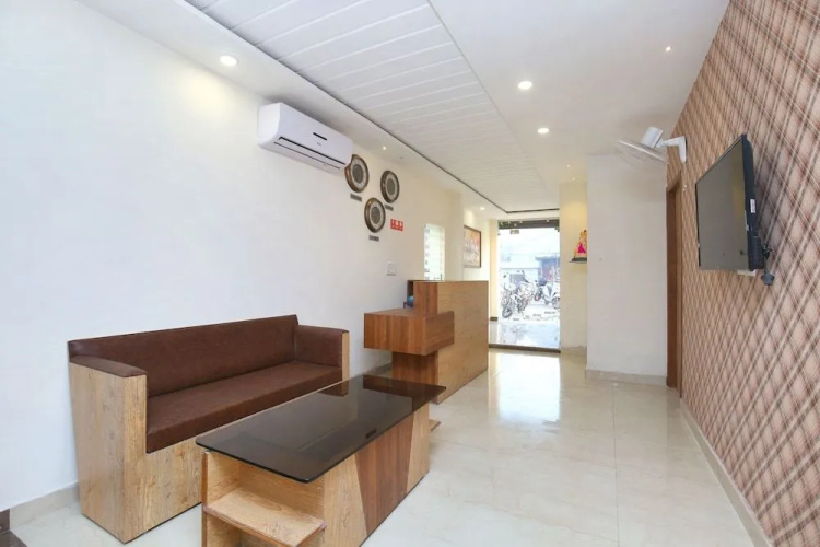 OYO 24442 Amaze Inn