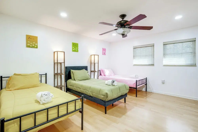 Pool & Game Room: Spacious Brandon Home