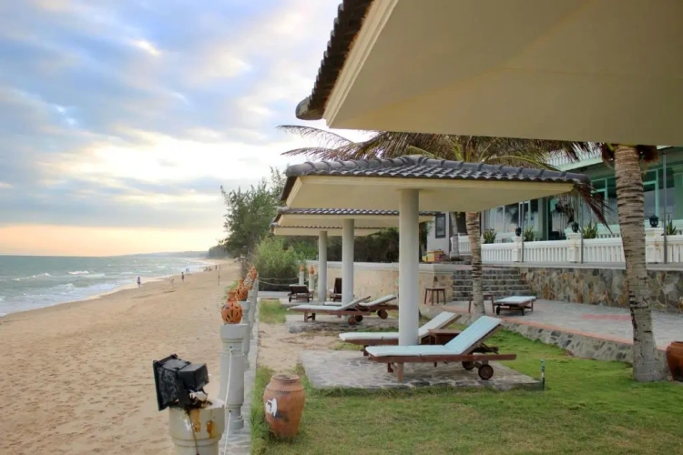 Bungalow with balcony and with garden view