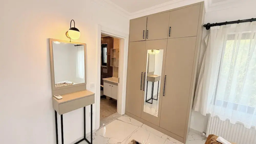 Villa-sleeps 8-parking-pool-bbq