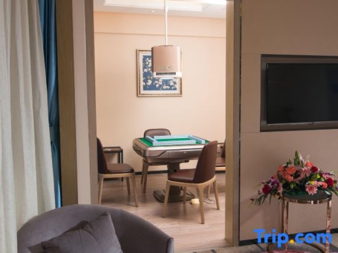 1 Bedroom Business Suite