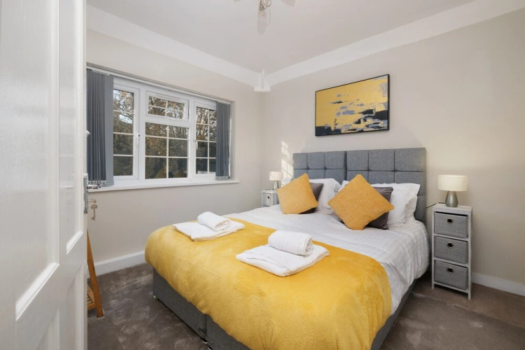Delightful House 4 bed 2 bath  - Parking