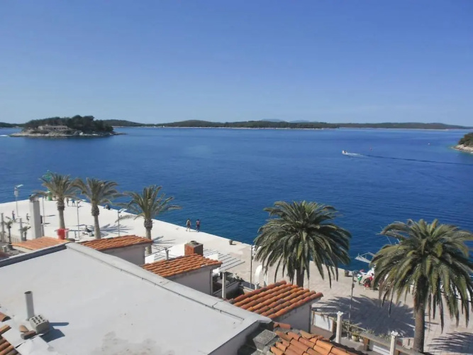3 A beautiful apartment with a sea view