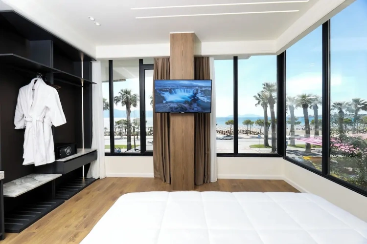 Deluxe Double room with partial sea view