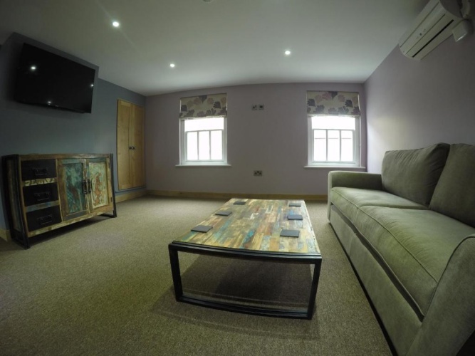 4 Bedrooms Apartment