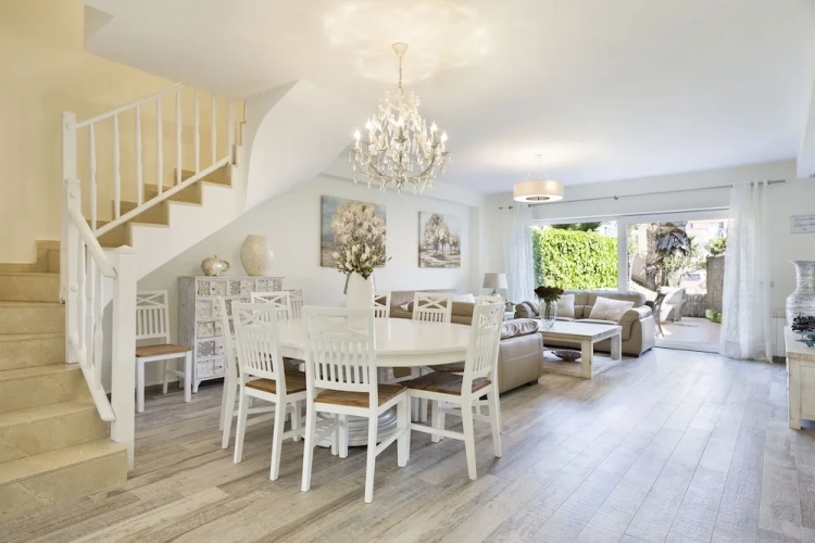 5 Bedrooms Villa