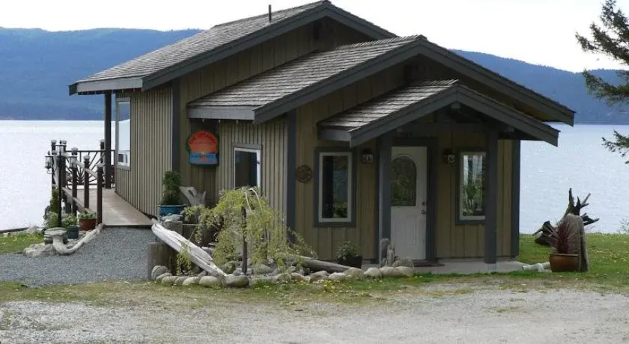 The Getaway Waterfront Cottage