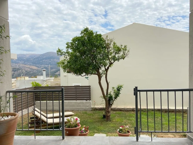 2 Bedrooms Family Basement Apartment with courtyard view