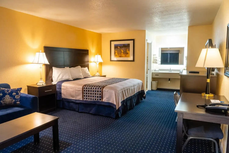 Rodeway Inn & Suites Colton-Riverside