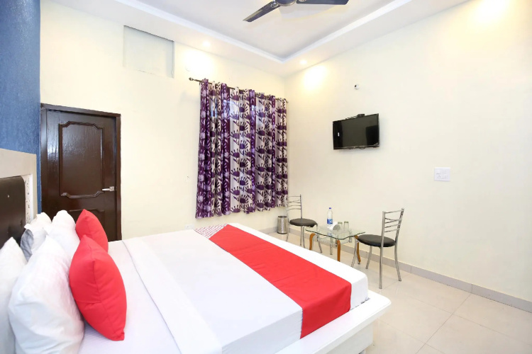 OYO 13102 Hotel Adarsh