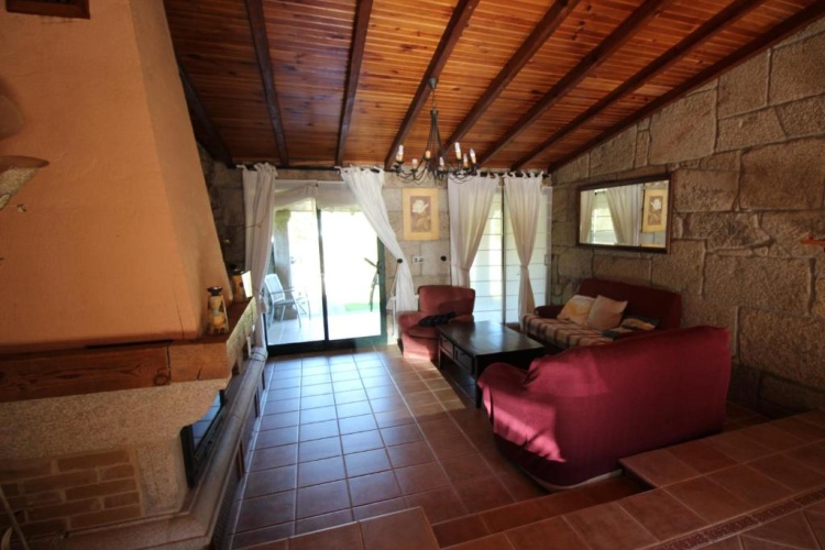 4 Bedrooms Cottage