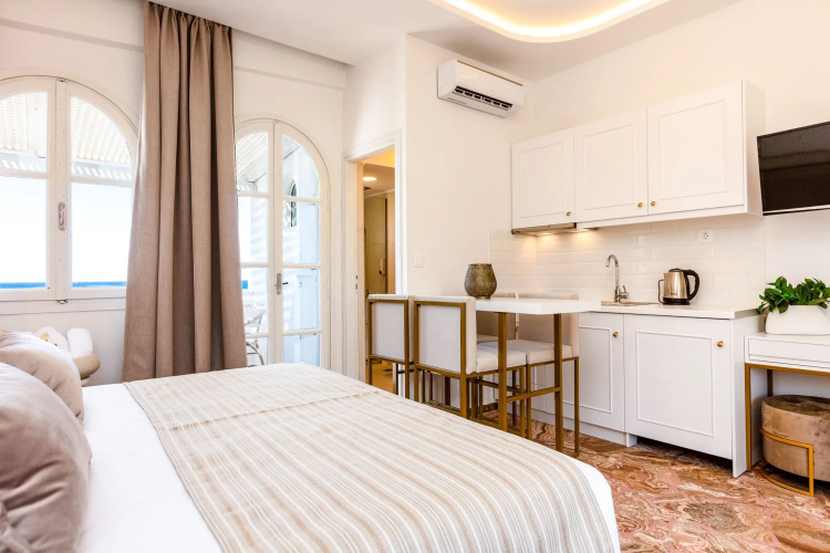 Pinelopi Beach Suites