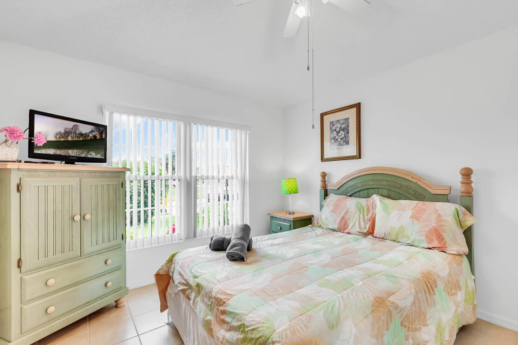 IC2539OL - 4 beds pool home - Water view