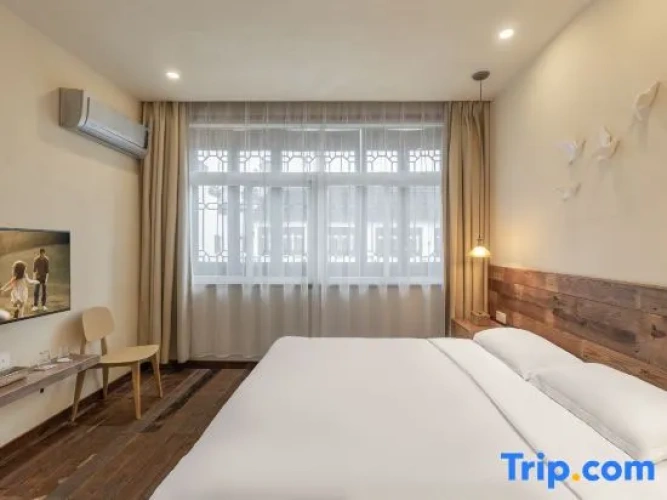 Standard Double room with street view