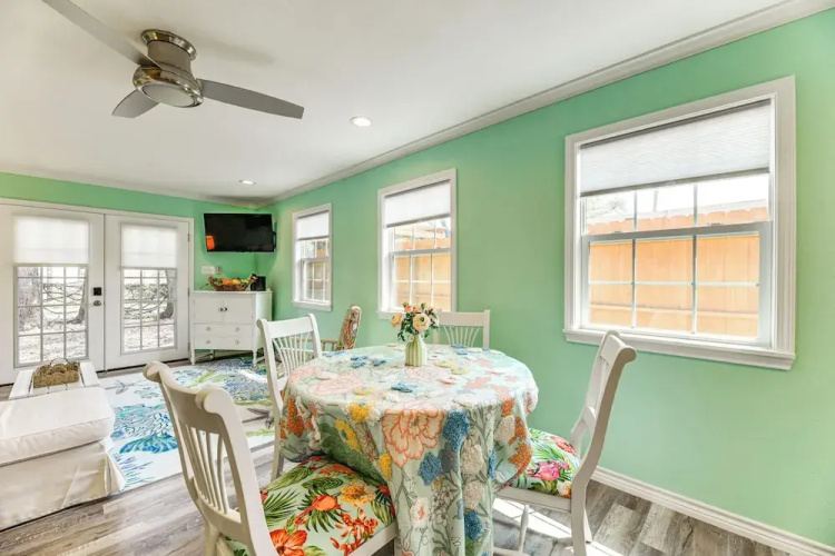 Walk to Pier & Dining: Central Rockport Cottage