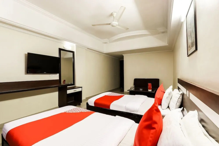 Oyo 26315 Hotel Alpha
