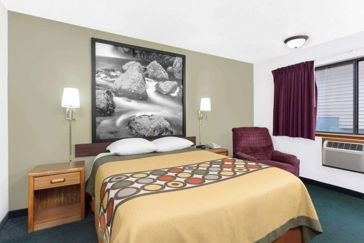 Super 8 by Wyndham Antigo