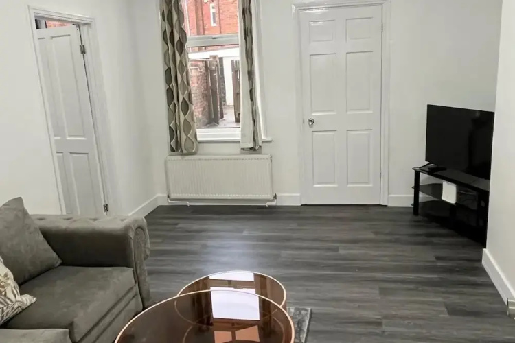 2 Bed Flat - Sleeps 4 - Parking - Wifi