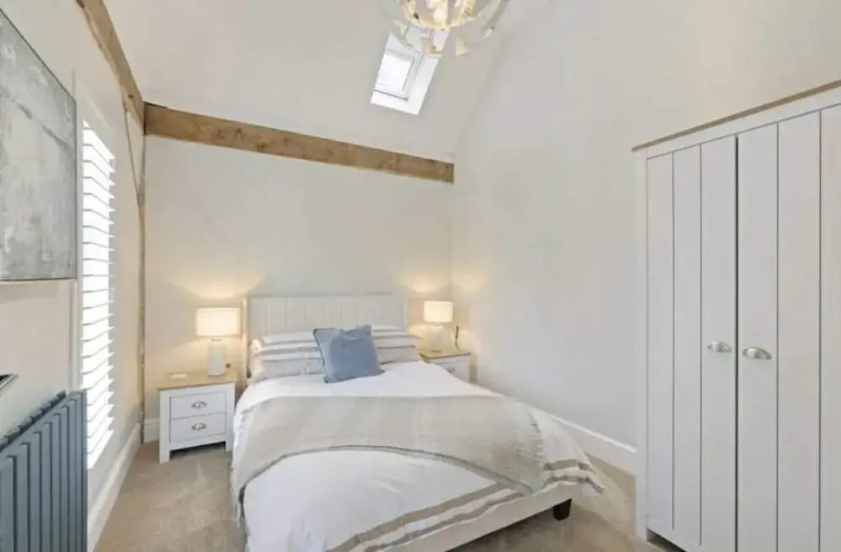 Cedar Barn Getaway, 3 Bed, Sleeps 6, Parking
