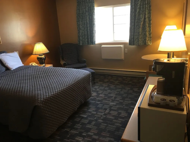 Lakeside Motor Inn