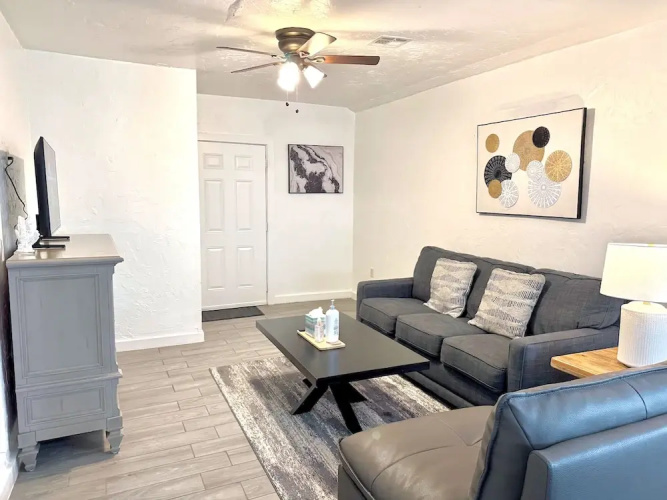 Updated Studio With Laundry Full Kitchen 36B