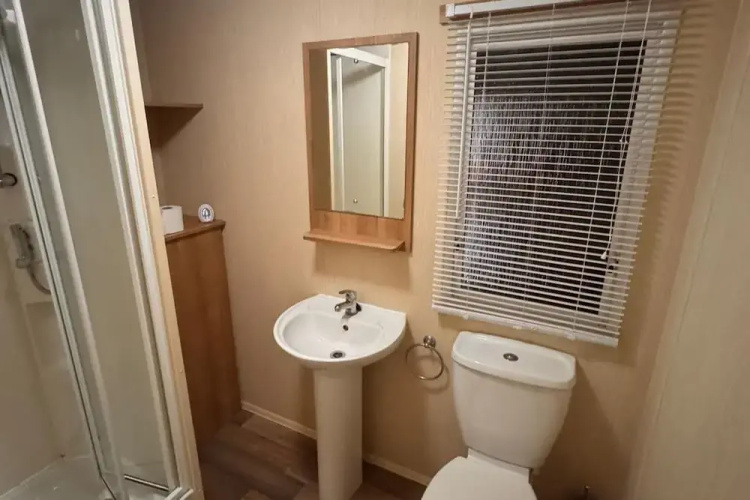 2 Bed Caravan - Sleeps 6 - Pet Friendly, Parking
