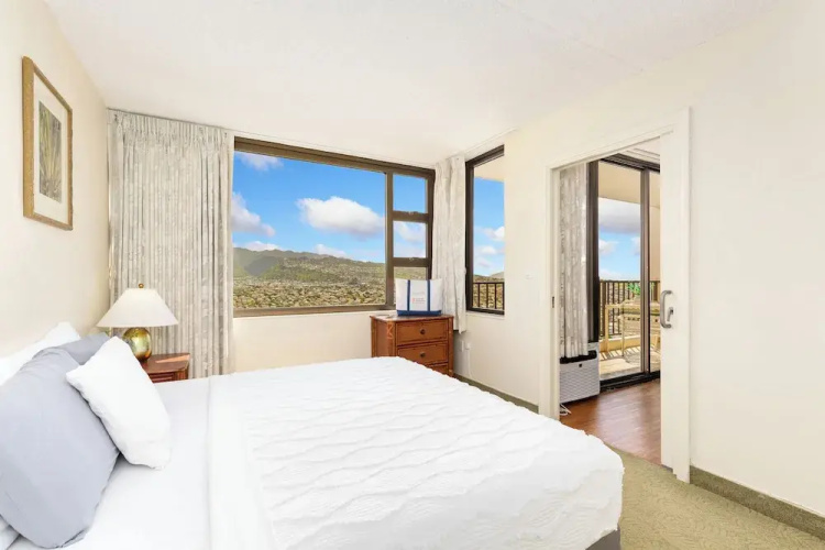 Waikiki Banyan 3409