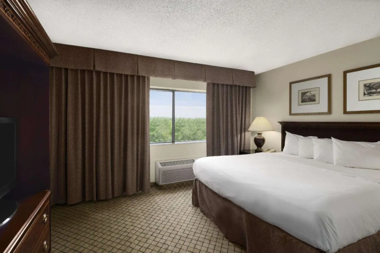 Days Inn & Suites Omaha NE