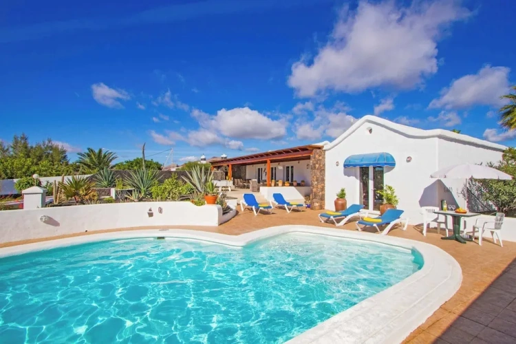 4 Bedrooms Villa