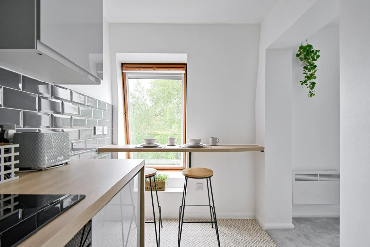 No. 8 - Top Floor Modern Apartment