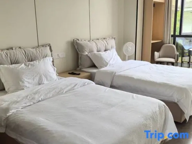 Suite with street view