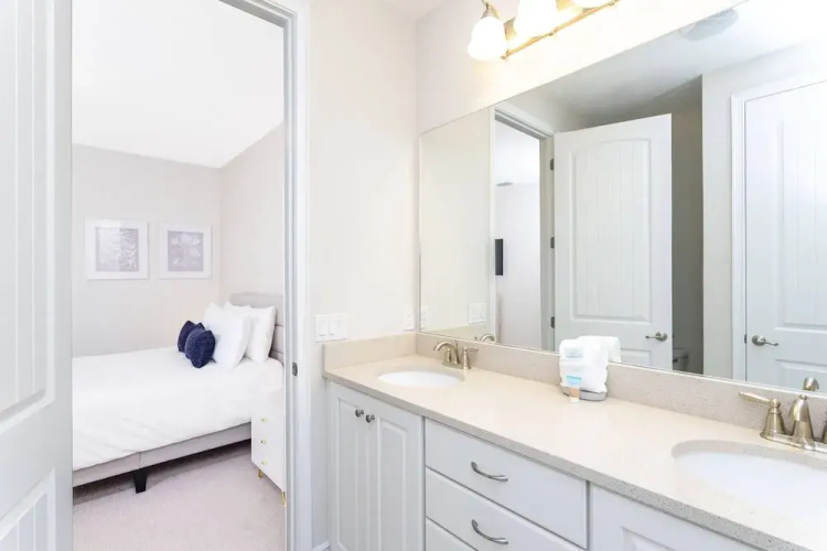 Gorgeous 8 Bedroom Single Home With Private Pool -ec7724