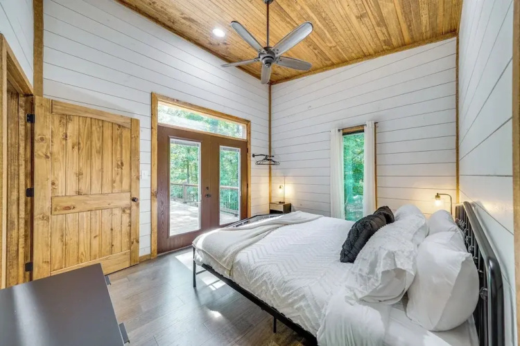 Creekside Cabin w/ Views & Hot Tub in Broken Bow