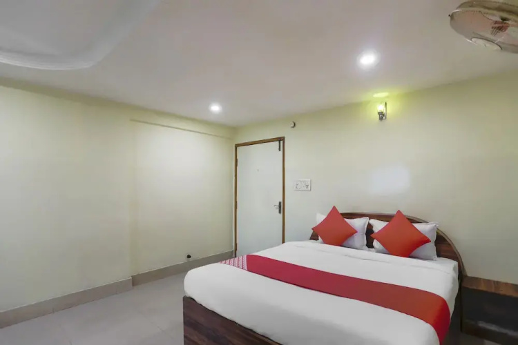 OYO 438 Sarala Residence Hotel