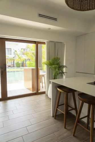 7 Guests 2 BR Private Jacuzzi Shared Pool