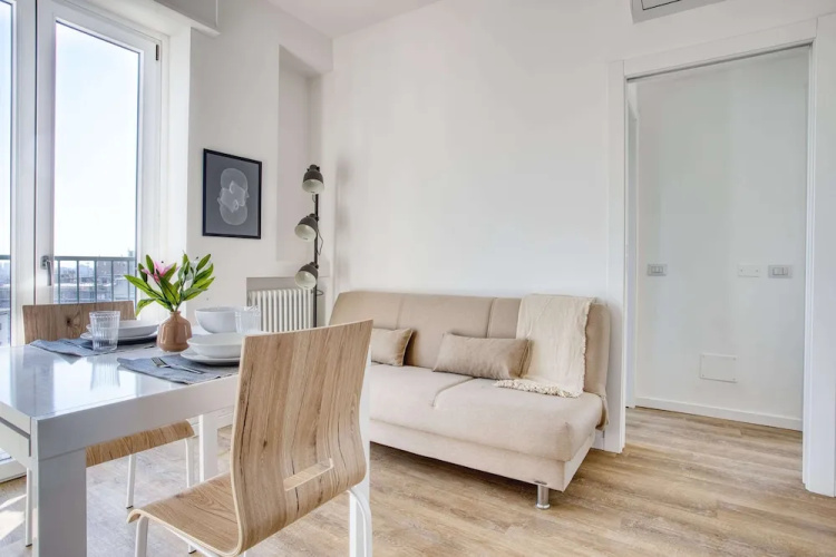 Bright flat near Lambretta Park