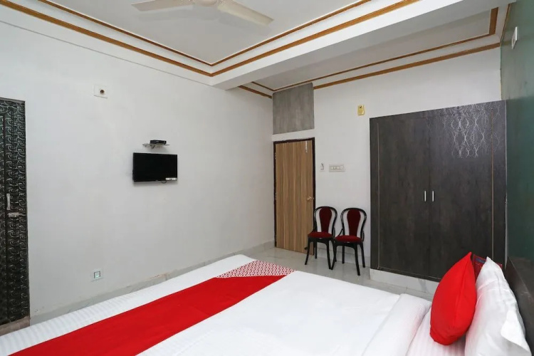 OYO 18686 Aradhya Residency