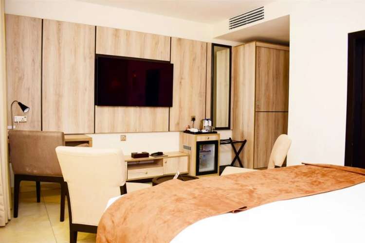 Monty Suites & Golf